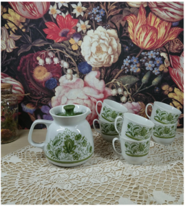 vintage porseleinen theepot en theekopjes met groene versiering