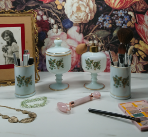 vintage wit melkglas setje met kaptafel potjes