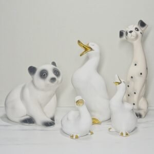 Beeldjes van dieren: panda, eenden, hond, damlati&euml;r