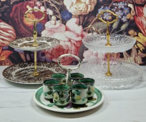 vintage &eacute;tag&egrave;res van aardewerk en glas en een schotel van Boch Belgium "In the Mood" patroon