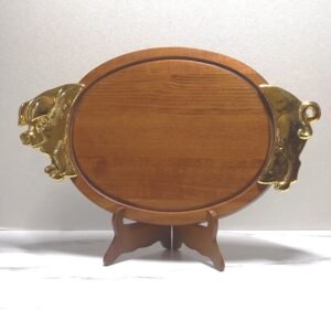 Houten plank met hoofd van varken voor charcuterie